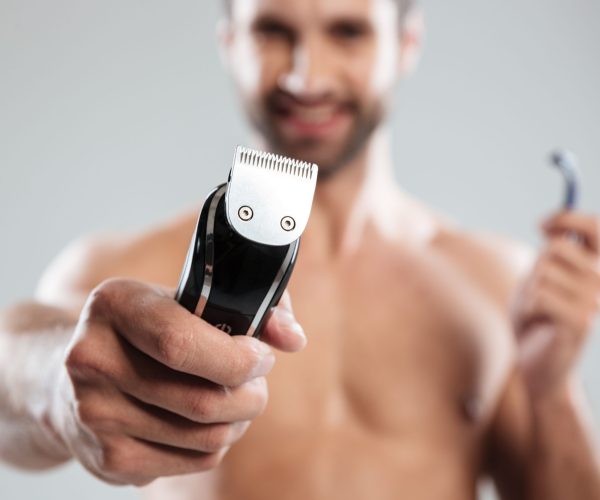 retrato-de-un-hombre-barbudo-sonriente-feliz-que-muestra-la-maquinilla-de-afeitar-electrica (1)